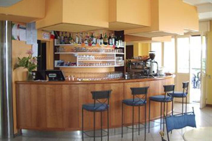 Lounge 10 of 23