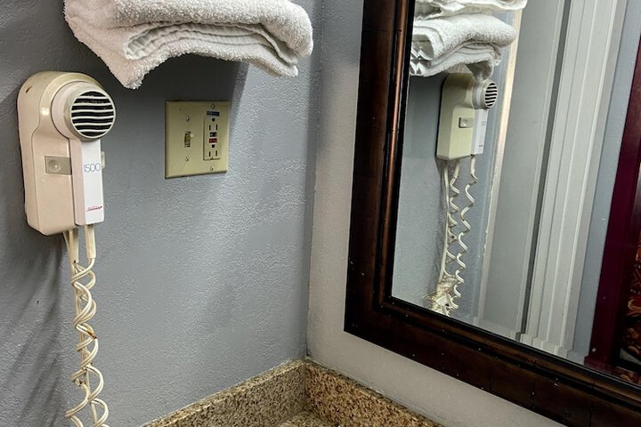 Room 10 of 13