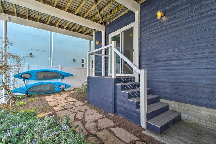 Spacious Lakeport Home w / Dock & Mtn Views!