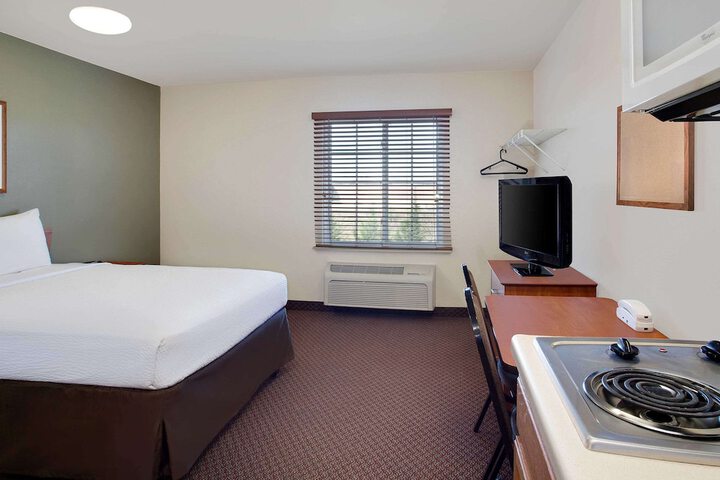 Suite Queen Size Bed (2 of 7)