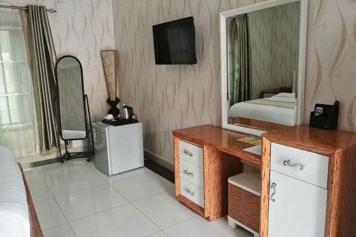 Room 8 of 38