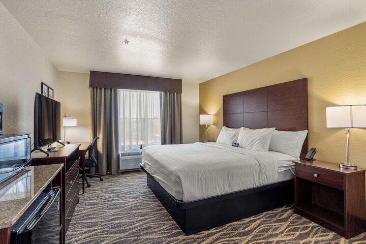 Studio Accessible King Size Bed (10 of 20)