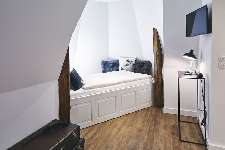 Room 8 of 34