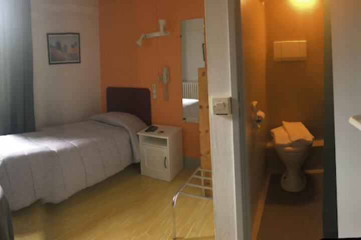 Room 3 of 28