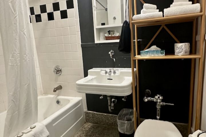 Interior Economy Queen Bed Pet Friendly (26 of 47)