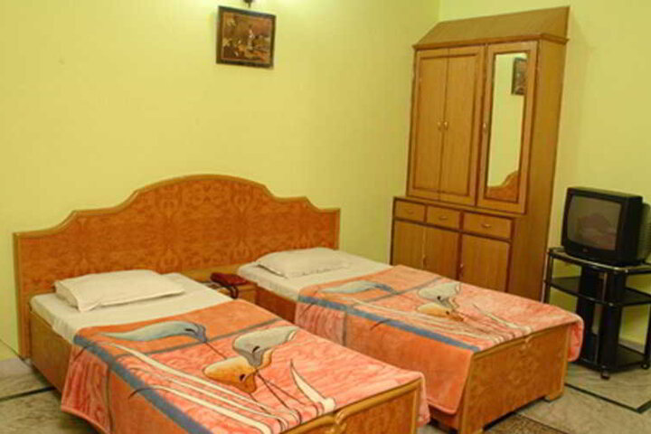 Room 8 of 10