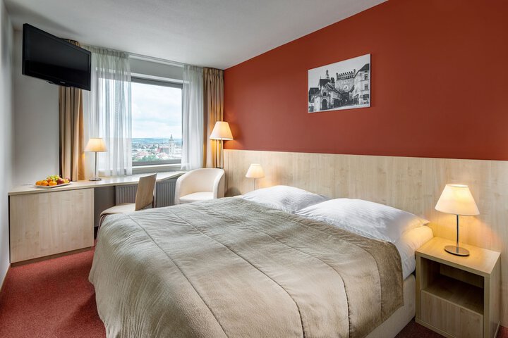 Room 10 of 83