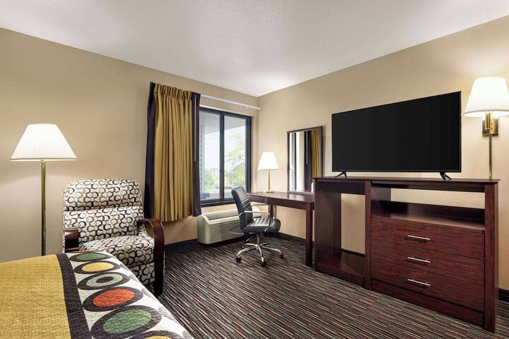 1 Queen Bed (1 of 24)