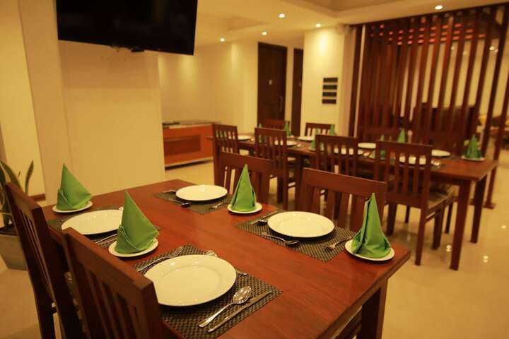 Dining 25 of 33