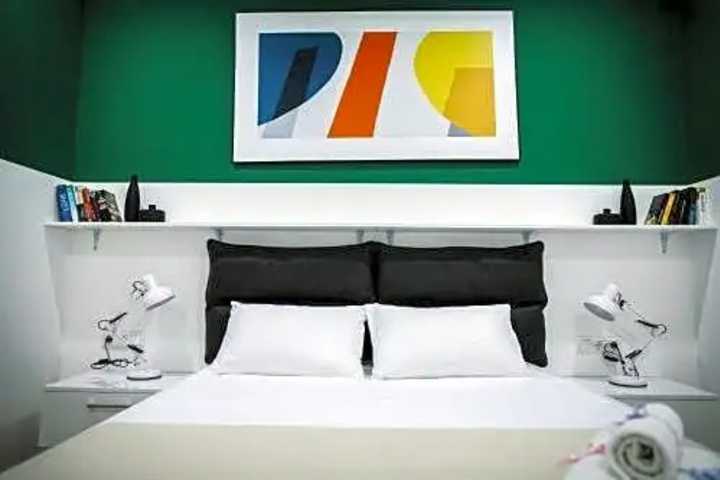Room 6 of 10