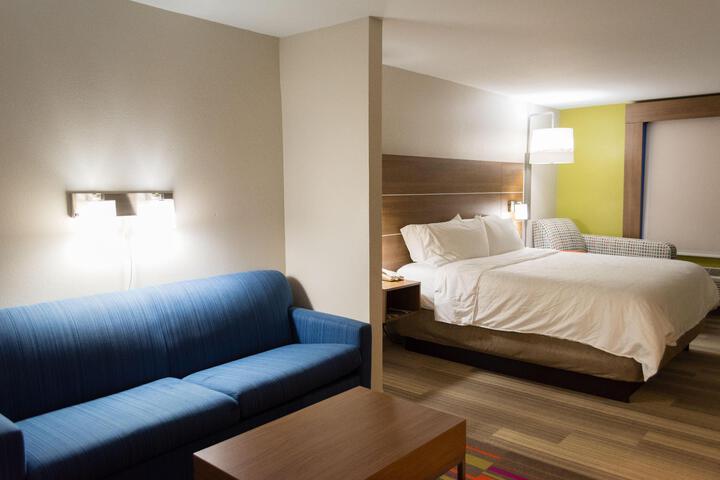 1 King Bed (6 of 10)
