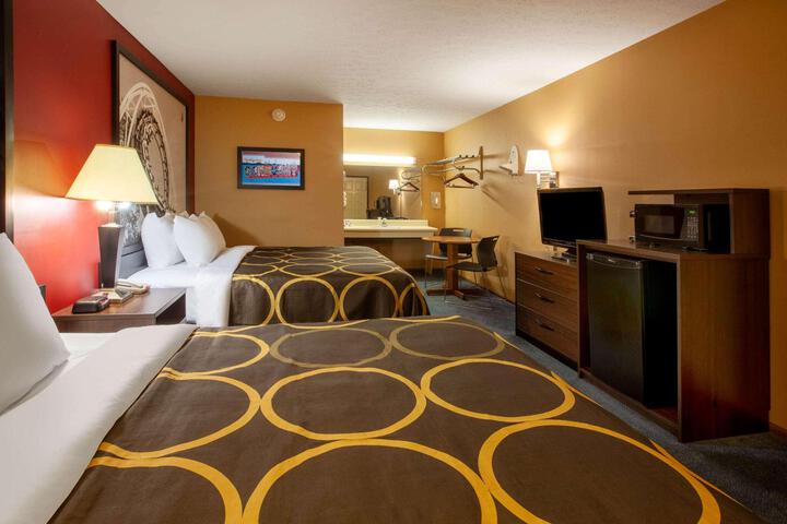 2 Queen Beds (11 of 14)