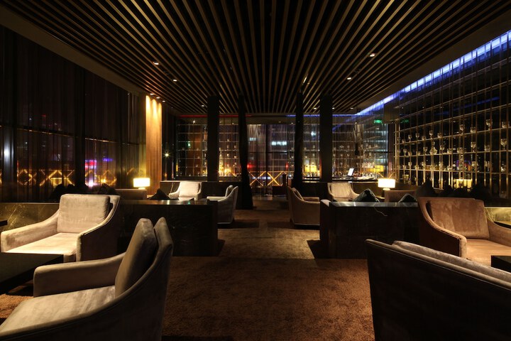 Lounge 22 of 27