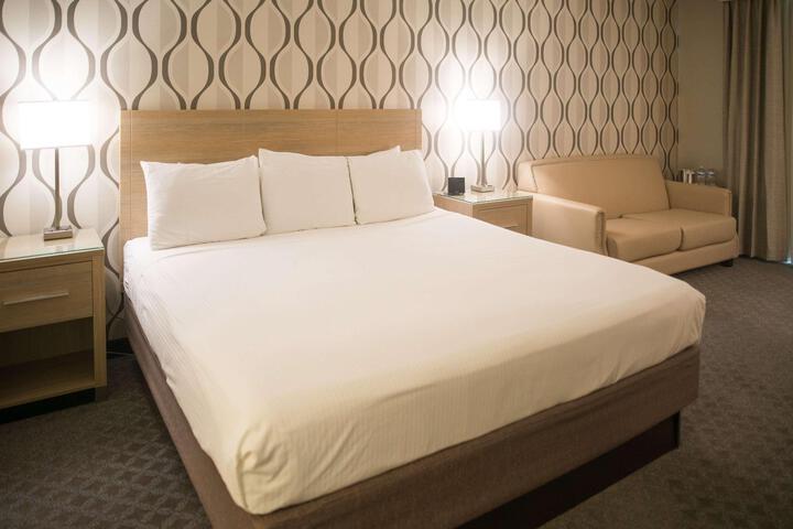 Premium King Bed (4 of 9)