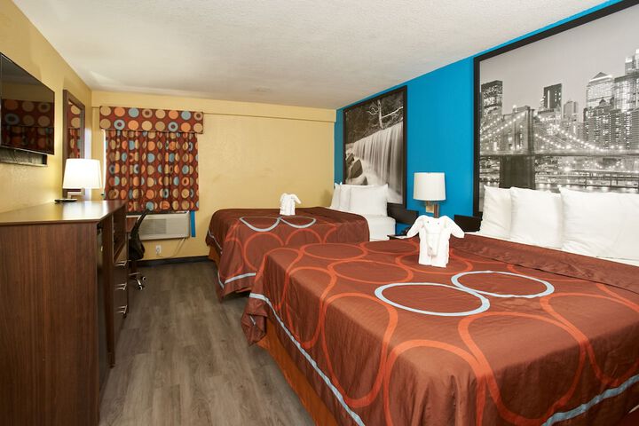 2 Queen Beds Mobility Hearing Accessible Room Roll in Shower (20 of 46)