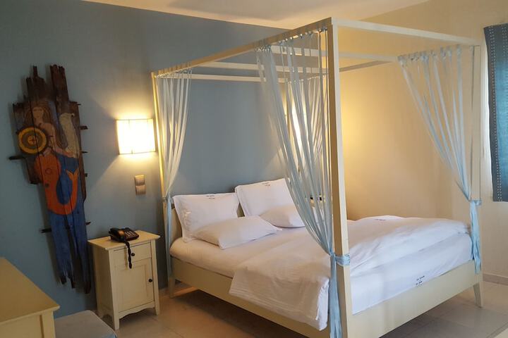 Room 15 of 33