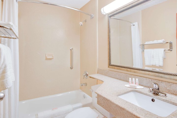1 Queen Bed (1 of 11)