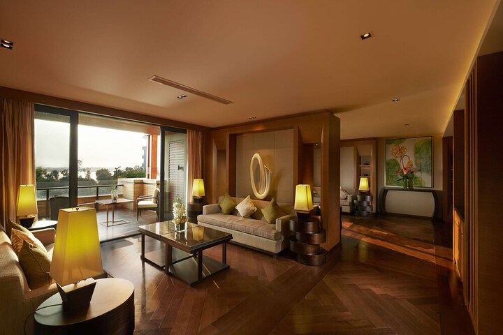 Lounge 80 of 90