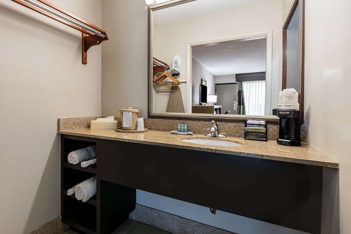 1 Queen Bed Mobility Accessible Bathtub Full Breakfast (14 of 14)