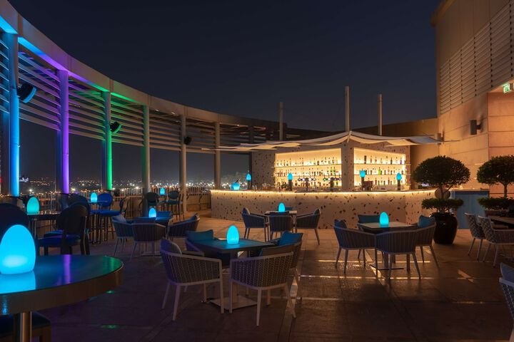 Swim-up bar