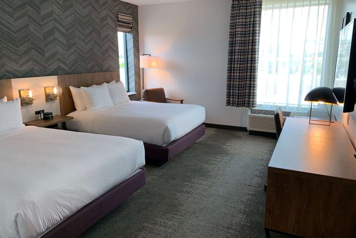 2 Queen Beds (12 of 12)