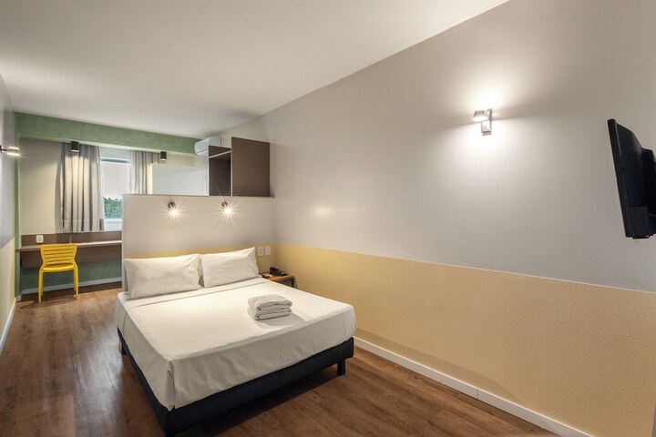 Room 9 of 33