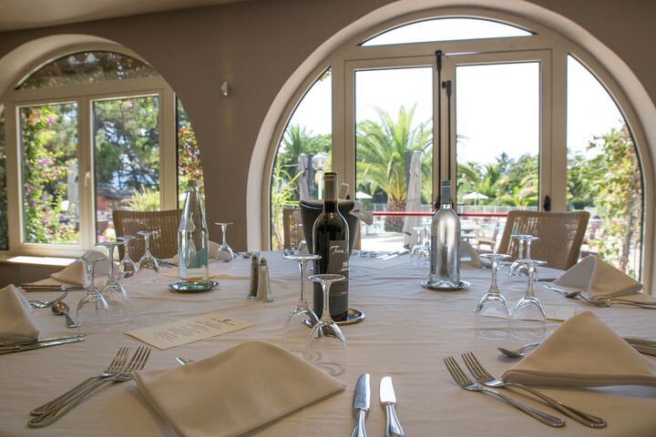 Dining 49 of 77