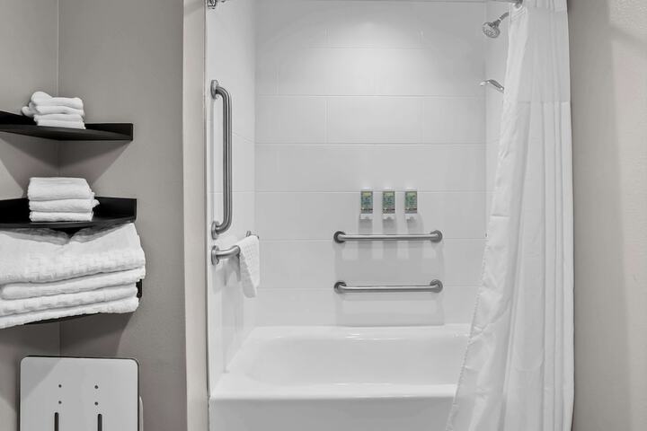 2 Queen Accessible Comm Assist Bathtub Microwave, Refrigerator WiFi Continental Breakfast (2 of 14)