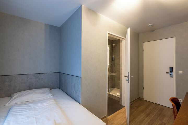 Room 12 of 42
