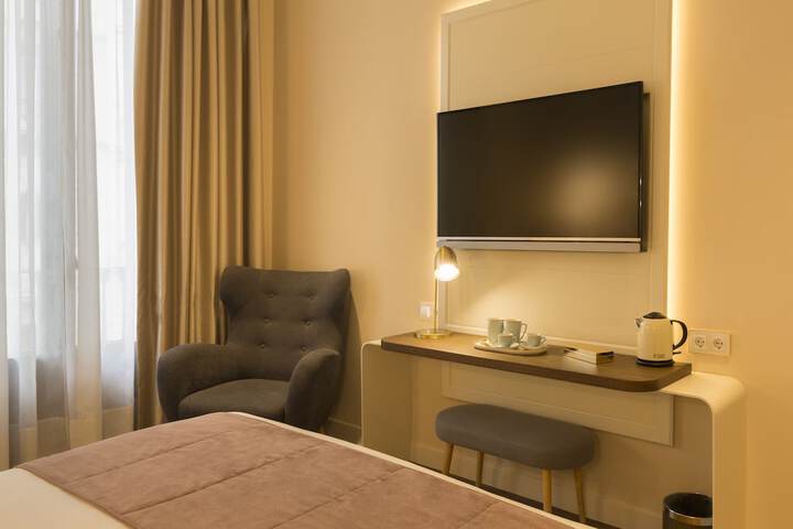 Room 6 of 80