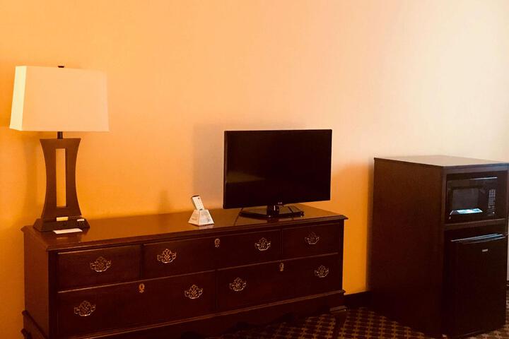 1 King Bed High Speed Internet Accessible Coffee Maker, Hairdryer Iron and Ironing Board Full Breakfast (5 of 14)