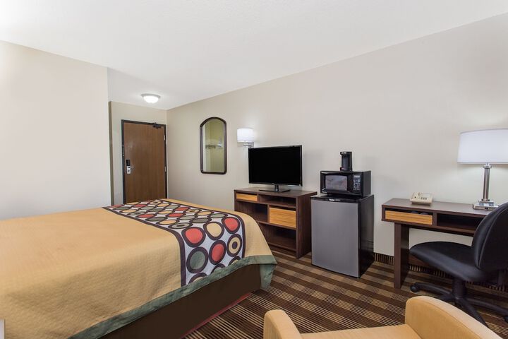1 Queen Bed (2 of 14)