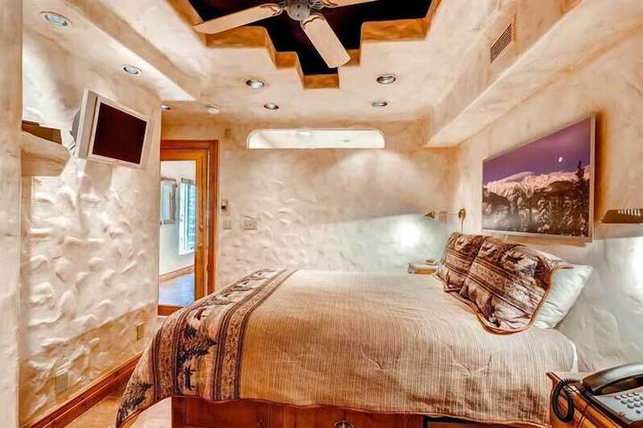 Room 9 of 85