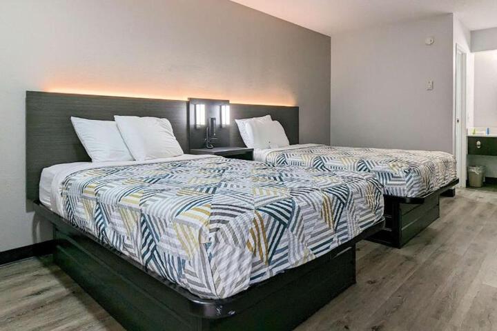 1 Queen Bed Newly Redesigned (5 of 20)