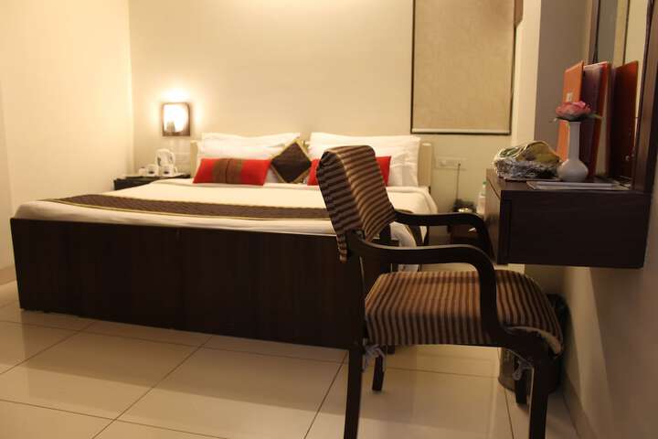 Room 11 of 38