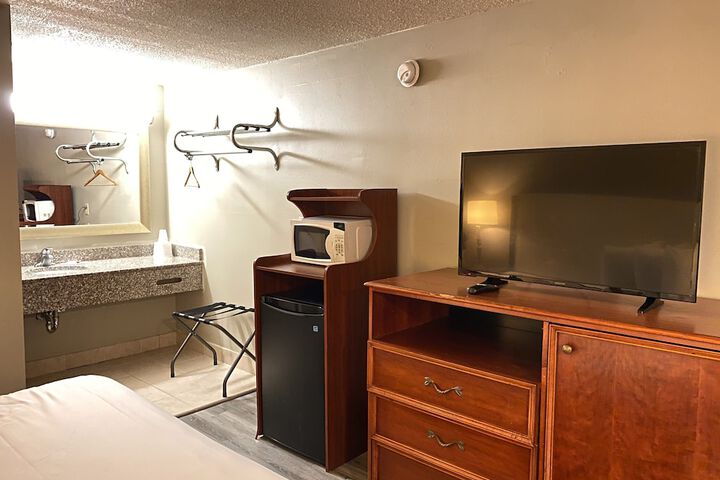 1 King Bed Deluxe Room (2 of 11)
