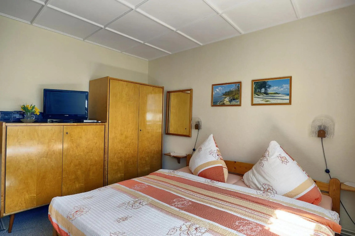 Room 2 of 8