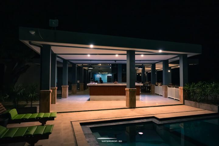 Lounge 20 of 28