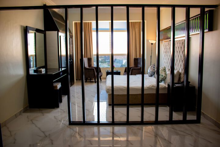 Room 6 of 11