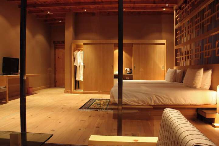 Room 11 of 34