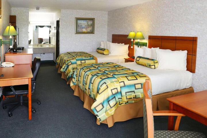 2 Queen Beds (2 of 9)