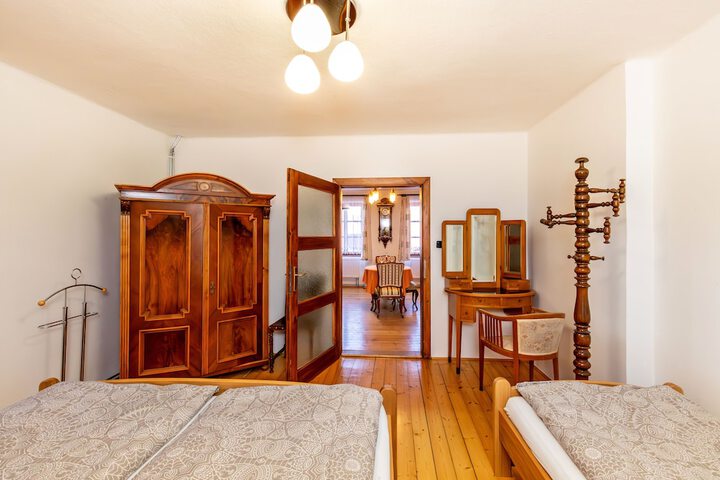 Room 10 of 38