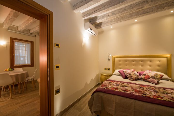 Room 4 of 10