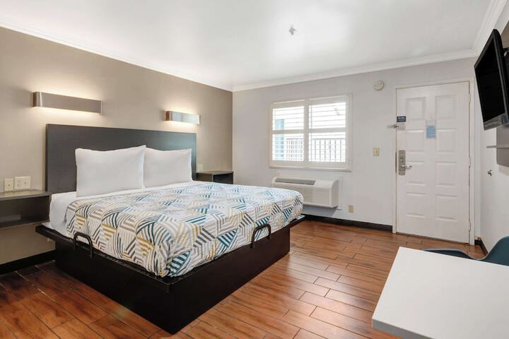 1 King Bed Kitchen (4 of 14)