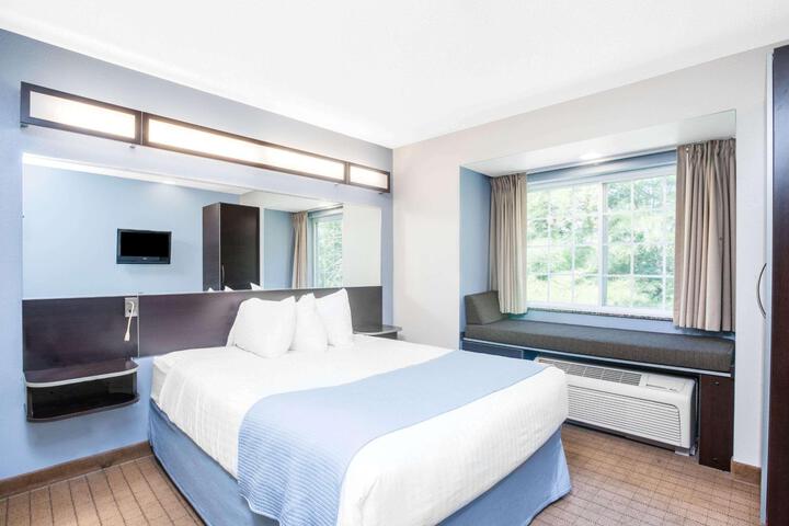 1 Queen Bed (2 of 10)