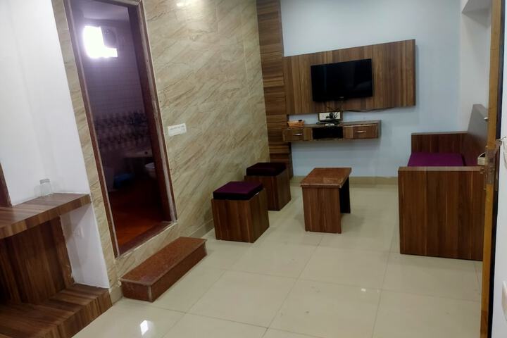 Room 8 of 16