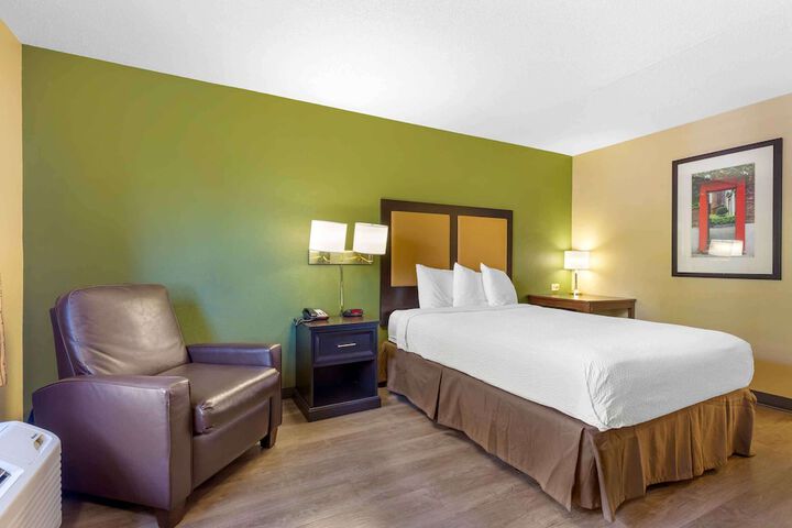 Queen Bed Kitchen (2 of 10)