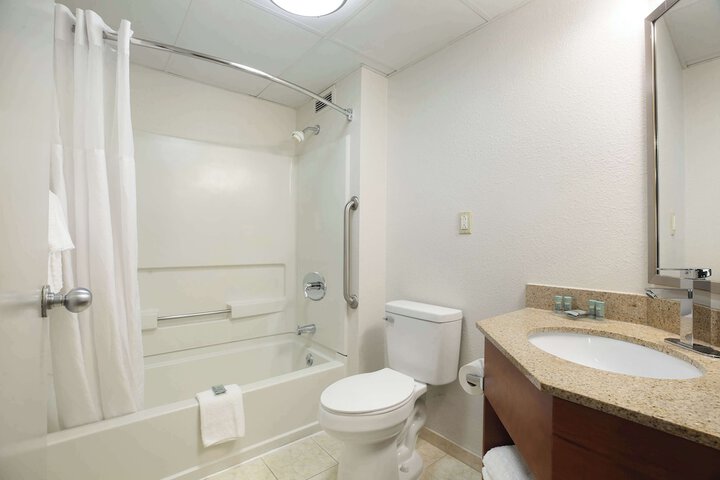 1 King Accessible Comm Assist Bathtub Microwave, Refrigerator WiFi Full Breakfast (18 of 19)
