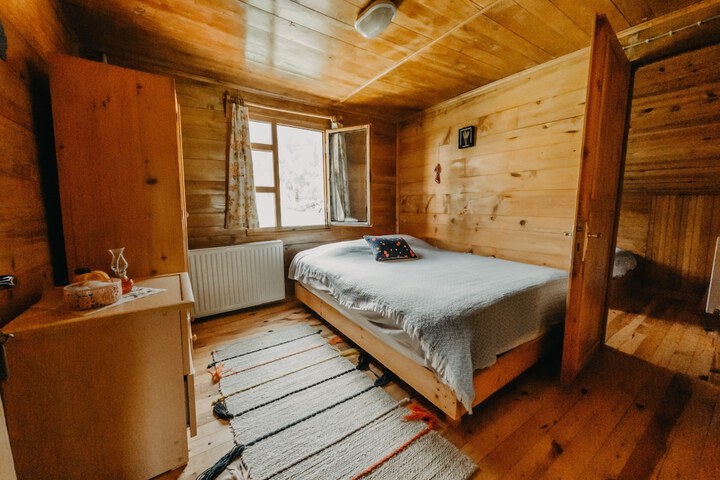 Room 35 of 77