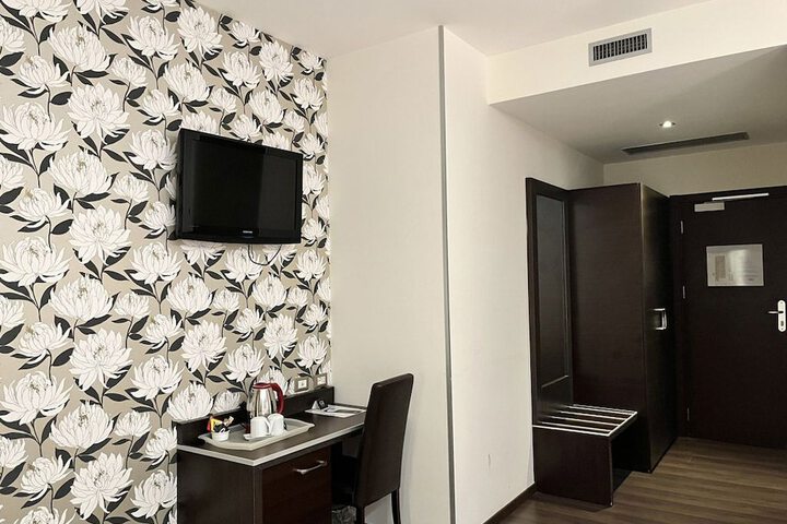 Room 32 of 50